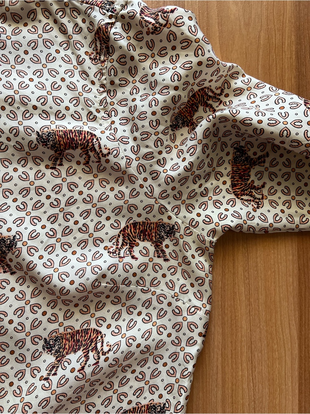 J.Crew 100% Silk Tiger Print Button Up Blouse Size 6 - Picture 10 of 15